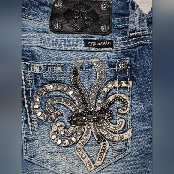 Miss Me Jeans.  Size 26x29 straight leg, whisking, low rise like new - Picture 1 of 9